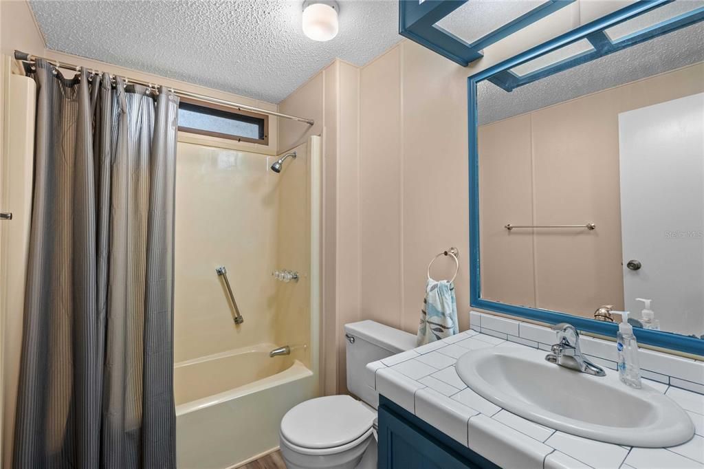 For Sale: $230,000 (3 beds, 2 baths, 1404 Square Feet)