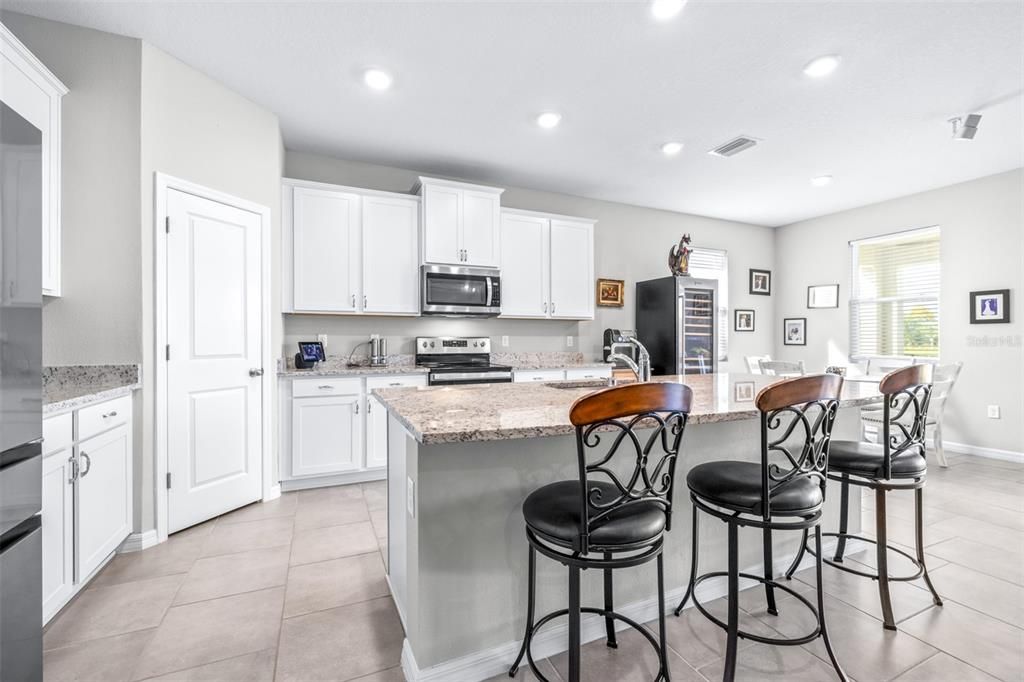 На продажу: $395,000 (4 спален, 2 ванн, 2035 Квадратных фут)