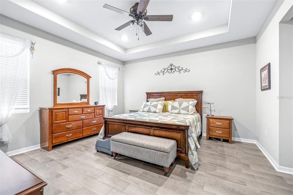 На продажу: $395,000 (4 спален, 2 ванн, 2035 Квадратных фут)