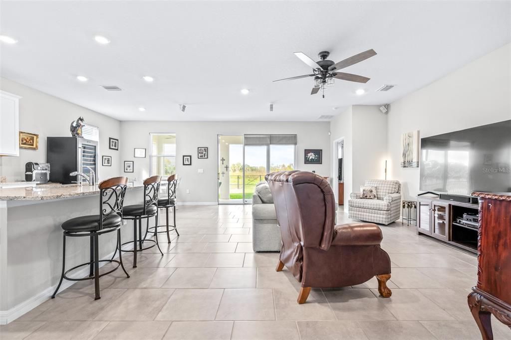 На продажу: $395,000 (4 спален, 2 ванн, 2035 Квадратных фут)