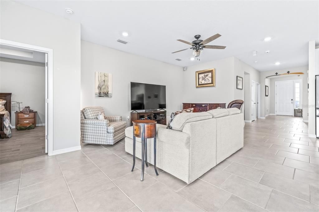 На продажу: $395,000 (4 спален, 2 ванн, 2035 Квадратных фут)