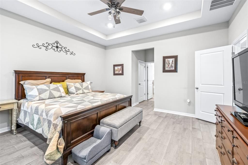 На продажу: $395,000 (4 спален, 2 ванн, 2035 Квадратных фут)