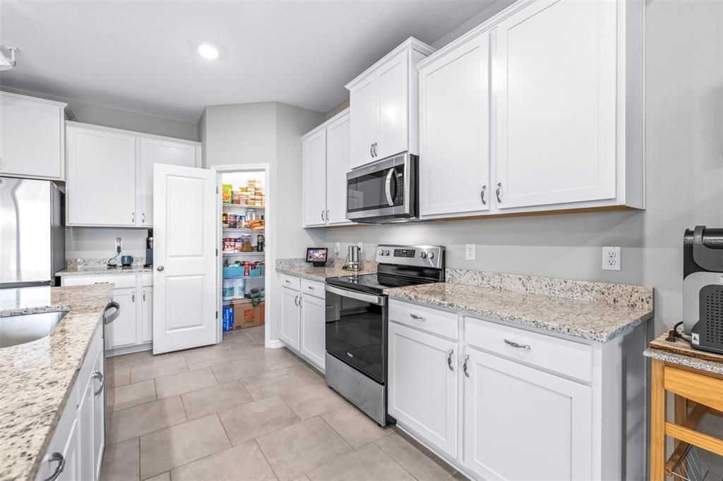 На продажу: $395,000 (4 спален, 2 ванн, 2035 Квадратных фут)