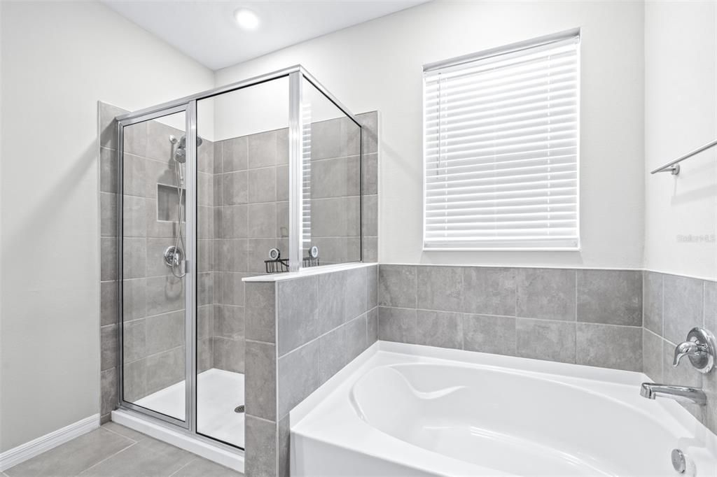 На продажу: $395,000 (4 спален, 2 ванн, 2035 Квадратных фут)