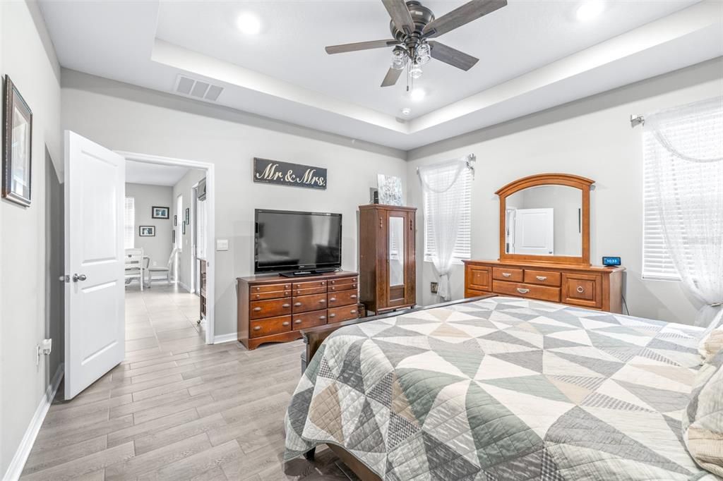 На продажу: $395,000 (4 спален, 2 ванн, 2035 Квадратных фут)