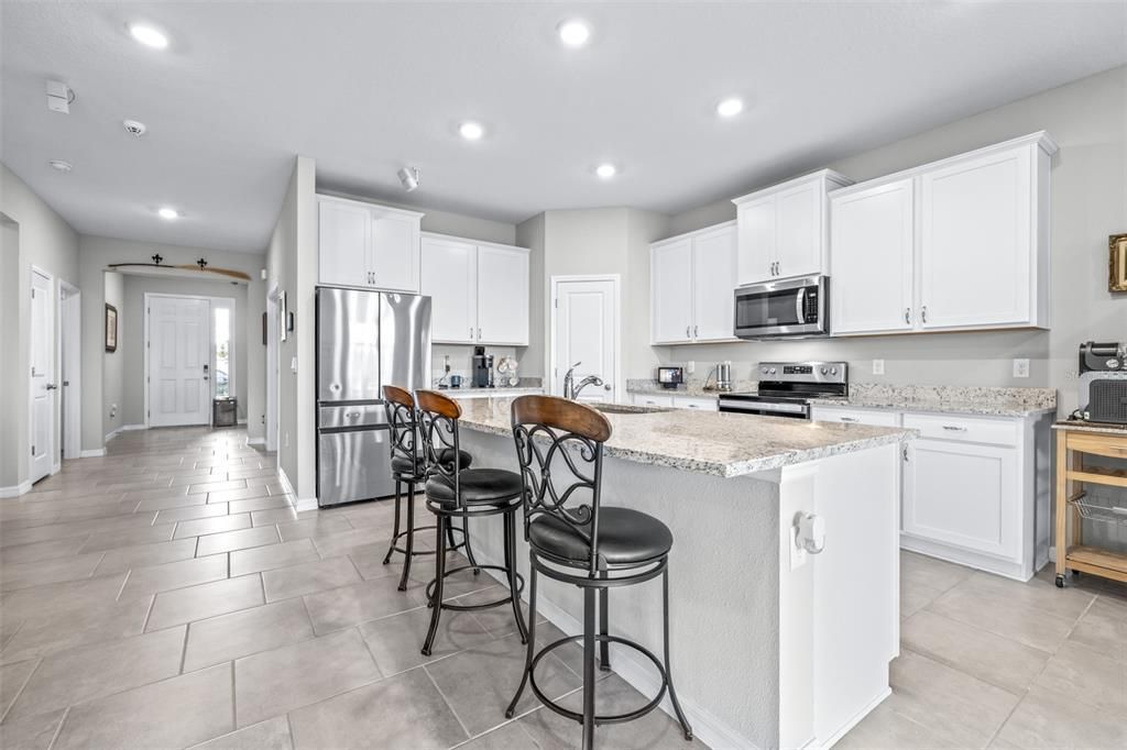 На продажу: $395,000 (4 спален, 2 ванн, 2035 Квадратных фут)