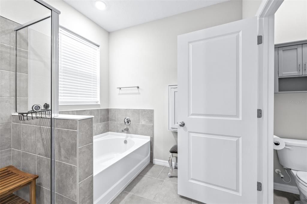 На продажу: $395,000 (4 спален, 2 ванн, 2035 Квадратных фут)