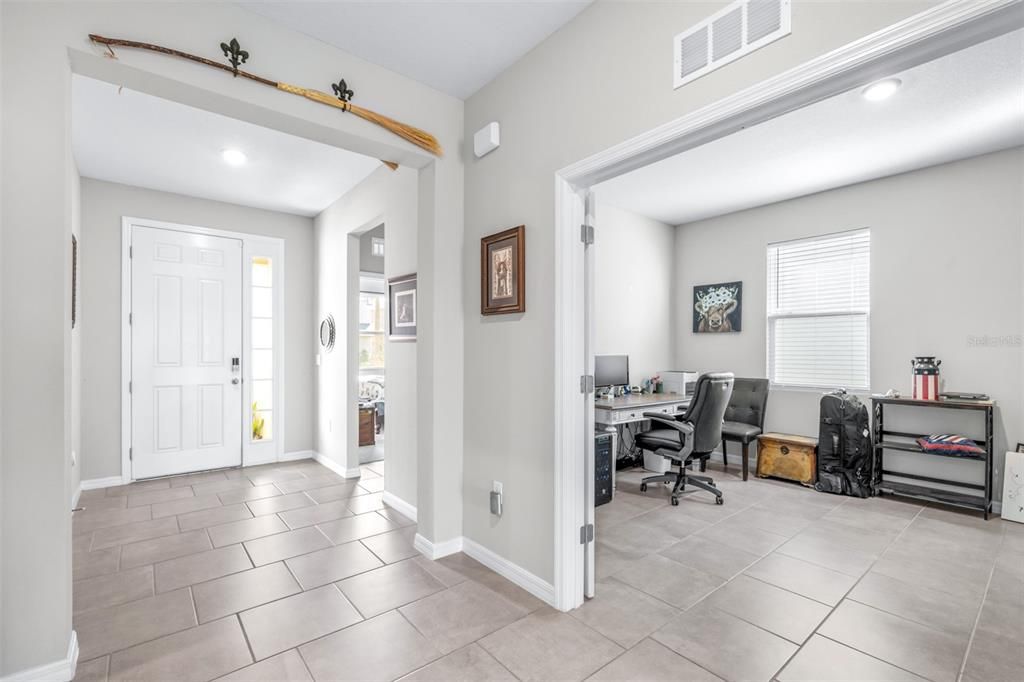 На продажу: $395,000 (4 спален, 2 ванн, 2035 Квадратных фут)