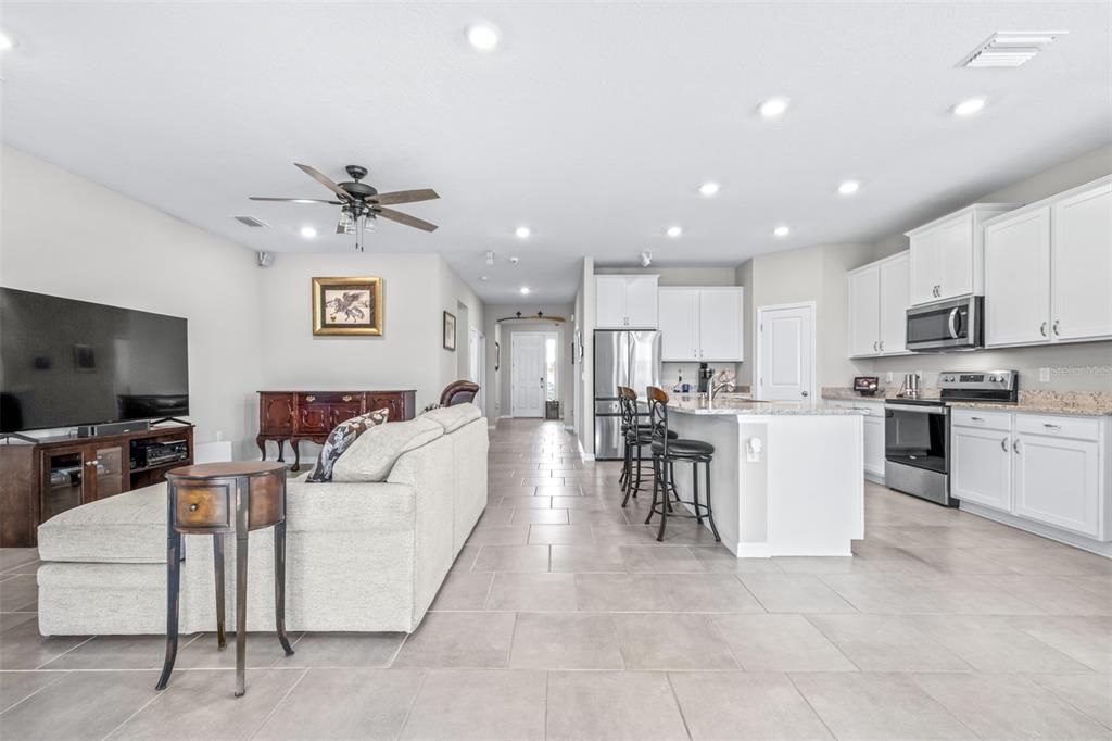 На продажу: $395,000 (4 спален, 2 ванн, 2035 Квадратных фут)