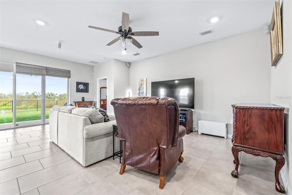 На продажу: $395,000 (4 спален, 2 ванн, 2035 Квадратных фут)