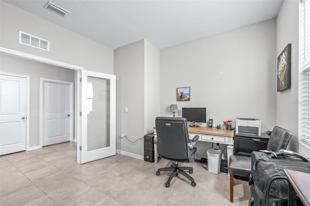 На продажу: $395,000 (4 спален, 2 ванн, 2035 Квадратных фут)