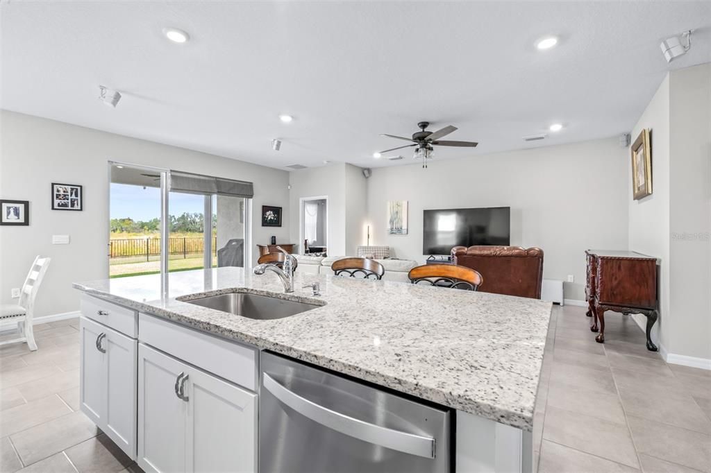 На продажу: $395,000 (4 спален, 2 ванн, 2035 Квадратных фут)