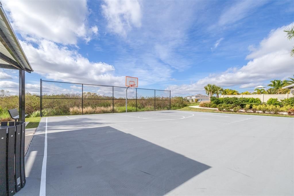 На продажу: $395,000 (4 спален, 2 ванн, 2035 Квадратных фут)