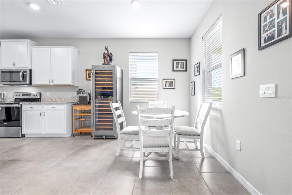 На продажу: $395,000 (4 спален, 2 ванн, 2035 Квадратных фут)