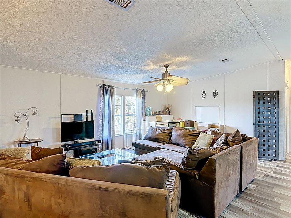 待售: $260,000 (3 贝兹, 2 浴室, 1792 平方英尺)