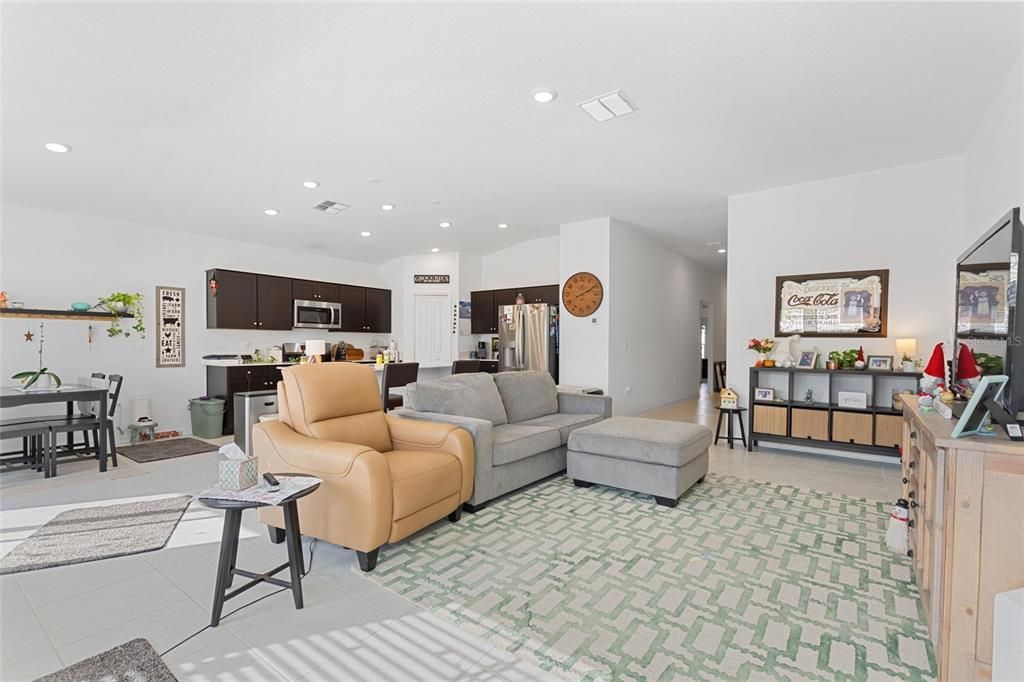 待售: $319,000 (4 贝兹, 2 浴室, 1935 平方英尺)