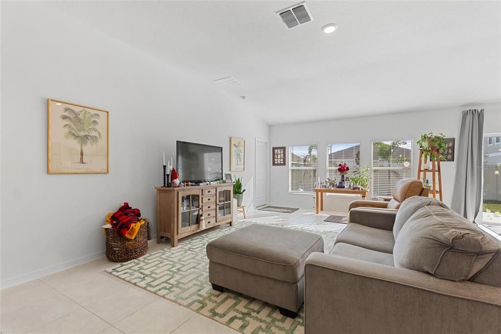 待售: $319,000 (4 贝兹, 2 浴室, 1935 平方英尺)