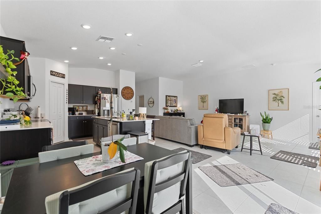 待售: $319,000 (4 贝兹, 2 浴室, 1935 平方英尺)