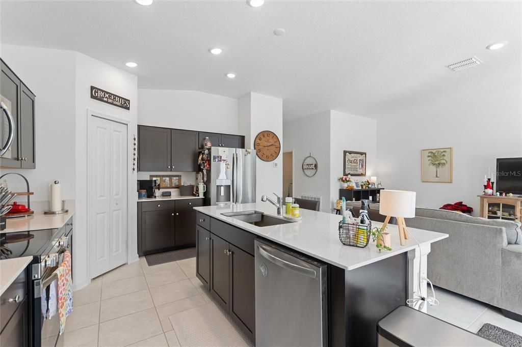 待售: $319,000 (4 贝兹, 2 浴室, 1935 平方英尺)