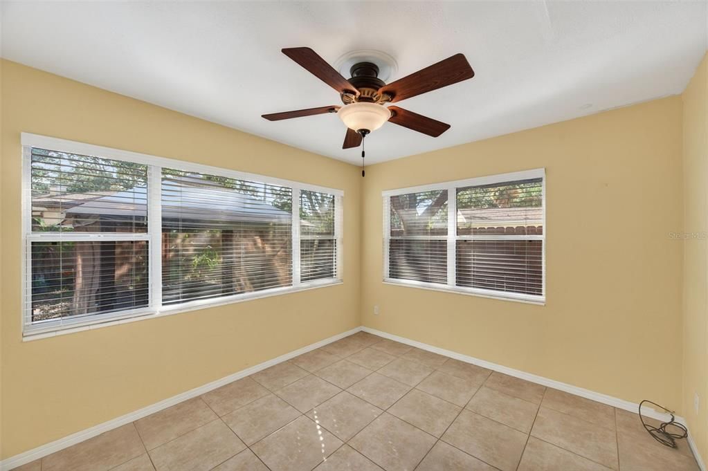 На продажу: $397,000 (3 спален, 1 ванн, 1290 Квадратных фут)