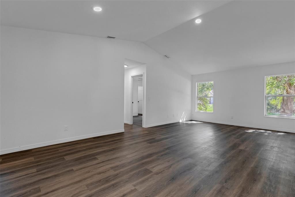 For Rent: $2,000 (3 beds, 2 baths, 1728 Square Feet)