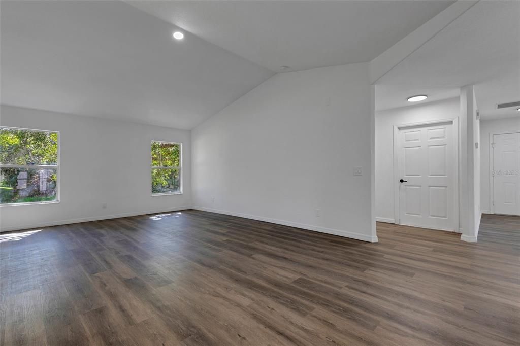 For Rent: $2,000 (3 beds, 2 baths, 1728 Square Feet)