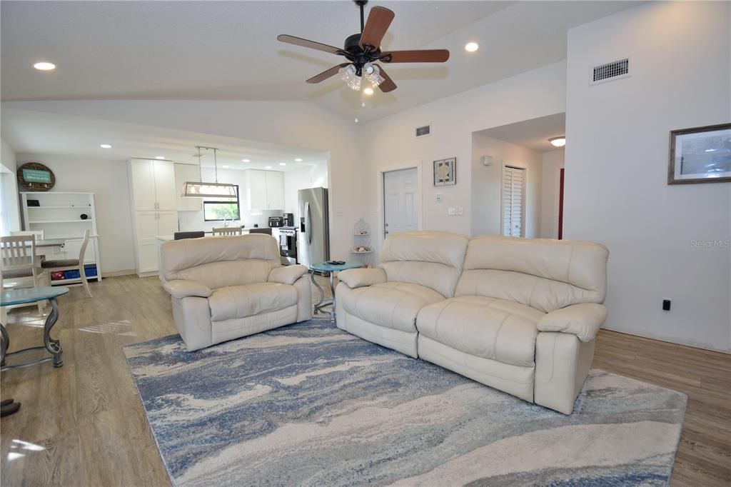 待售: $321,000 (3 贝兹, 2 浴室, 1335 平方英尺)