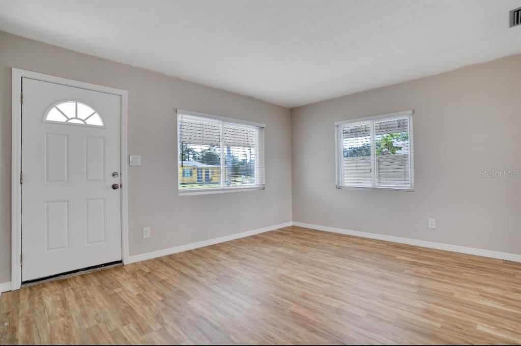 For Rent: $1,900 (2 beds, 1 baths, 724 Square Feet)