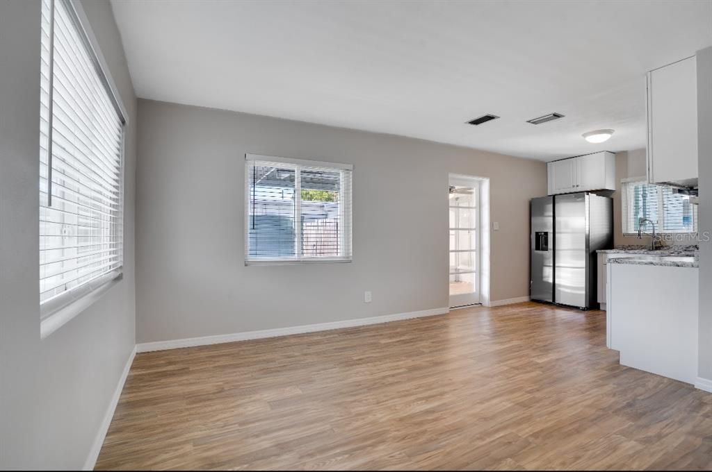 For Rent: $1,900 (2 beds, 1 baths, 724 Square Feet)