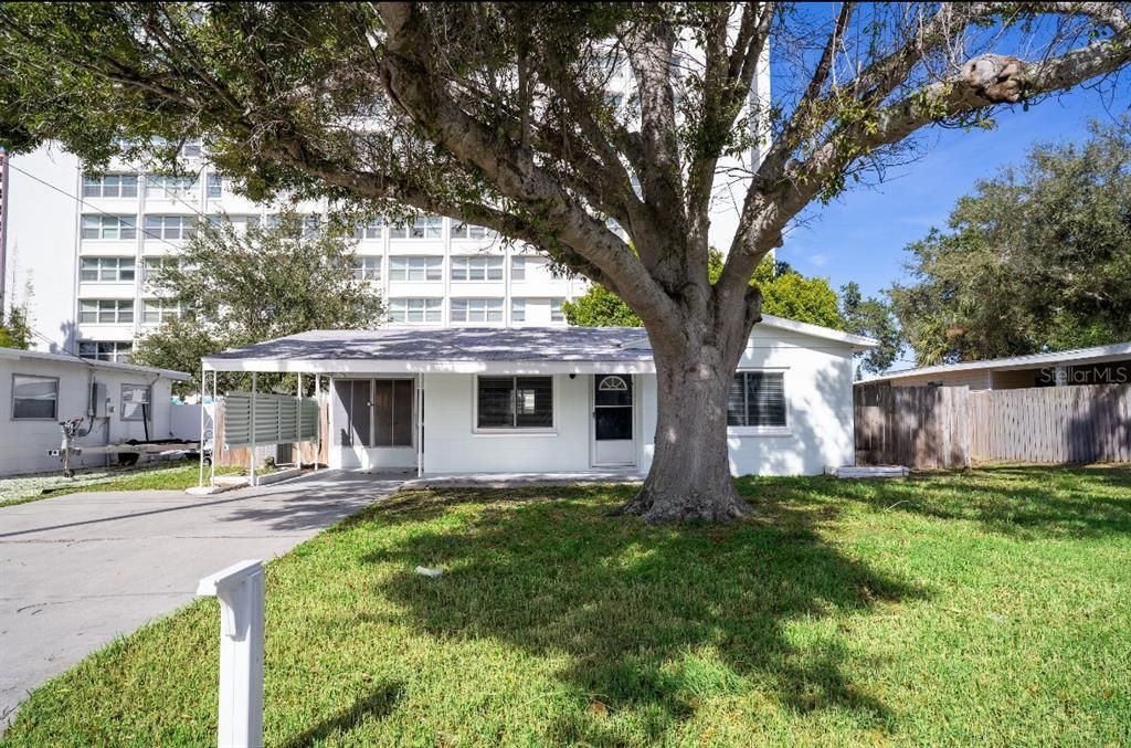 For Rent: $1,900 (2 beds, 1 baths, 724 Square Feet)