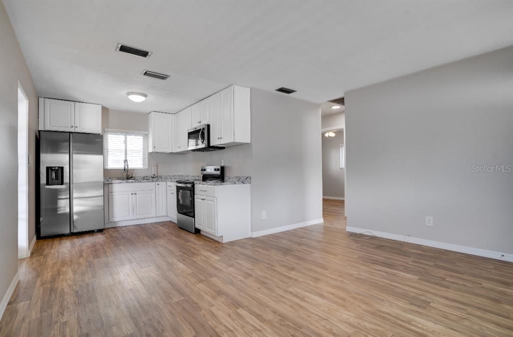 For Rent: $1,900 (2 beds, 1 baths, 724 Square Feet)