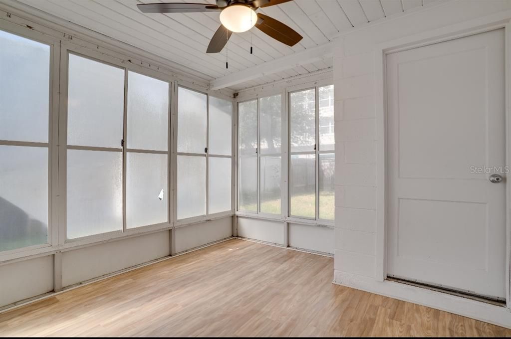 For Rent: $1,900 (2 beds, 1 baths, 724 Square Feet)