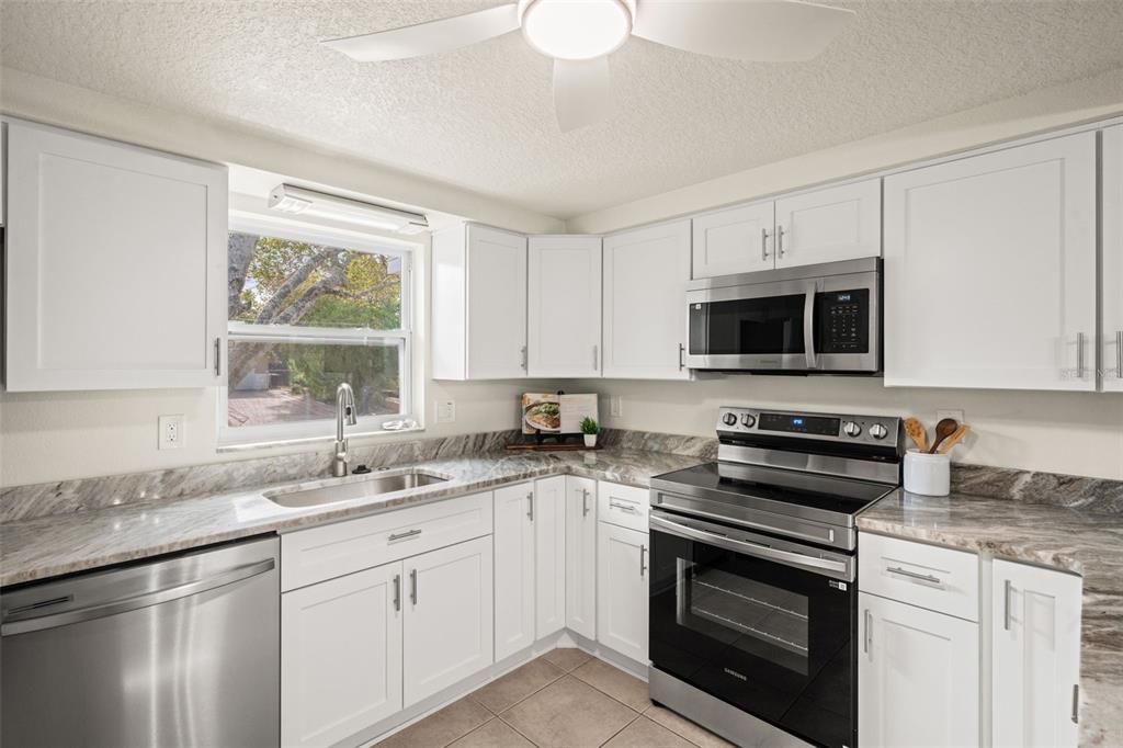 待售: $259,000 (2 贝兹, 2 浴室, 1064 平方英尺)