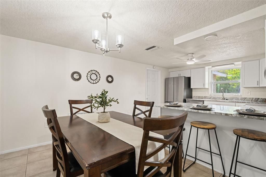 待售: $259,000 (2 贝兹, 2 浴室, 1064 平方英尺)