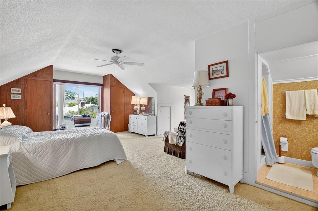 For Sale: $230,000 (2 beds, 3 baths, 1229 Square Feet)