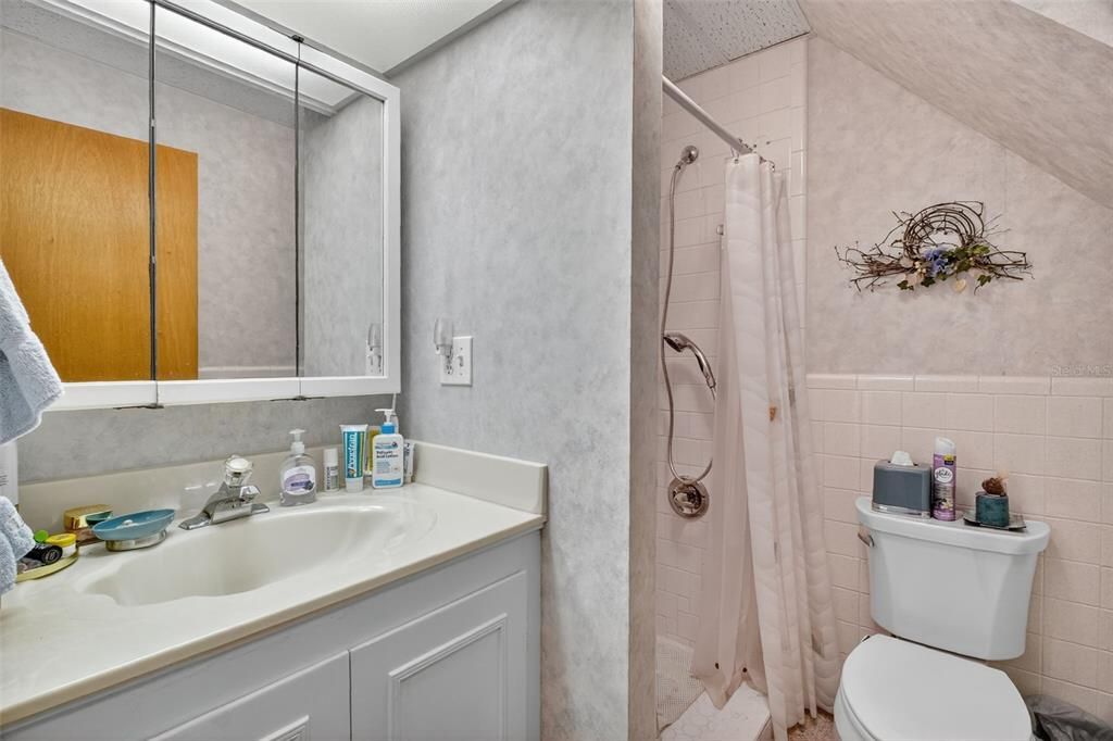 For Sale: $230,000 (2 beds, 3 baths, 1229 Square Feet)