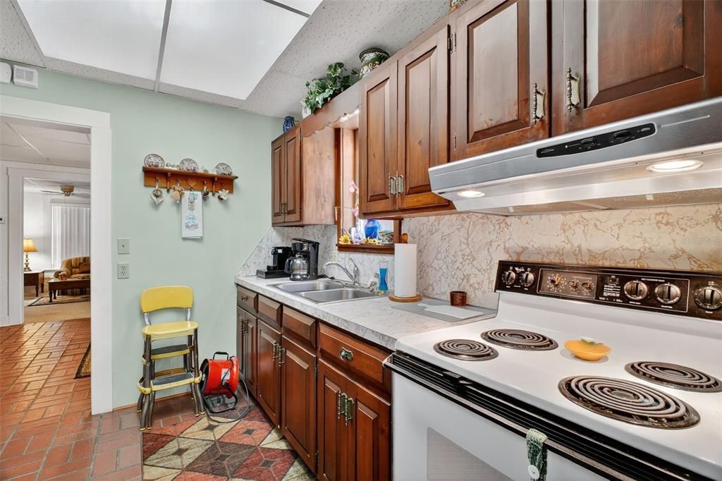 For Sale: $230,000 (2 beds, 3 baths, 1229 Square Feet)