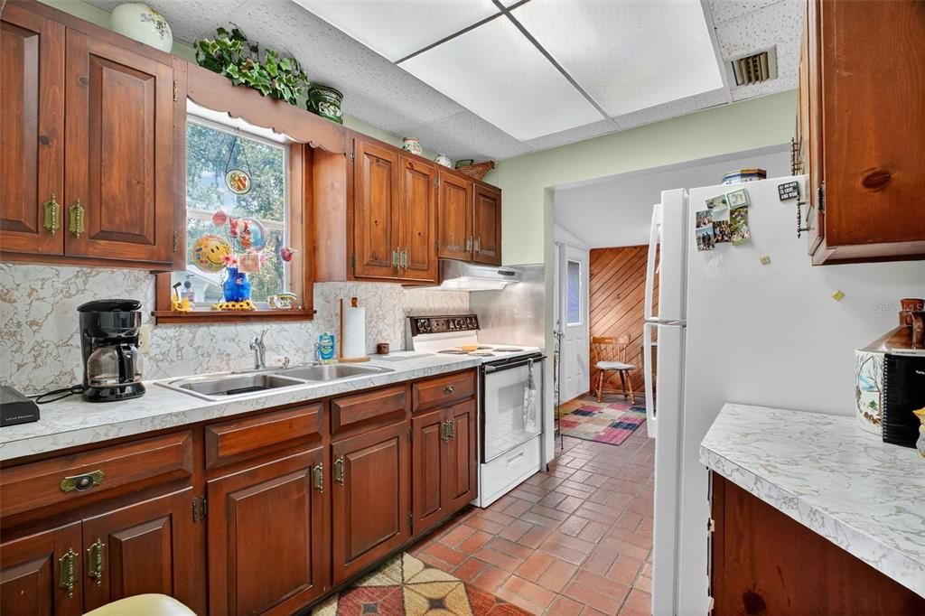 For Sale: $230,000 (2 beds, 3 baths, 1229 Square Feet)