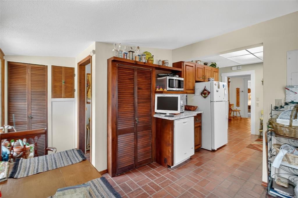 For Sale: $230,000 (2 beds, 3 baths, 1229 Square Feet)