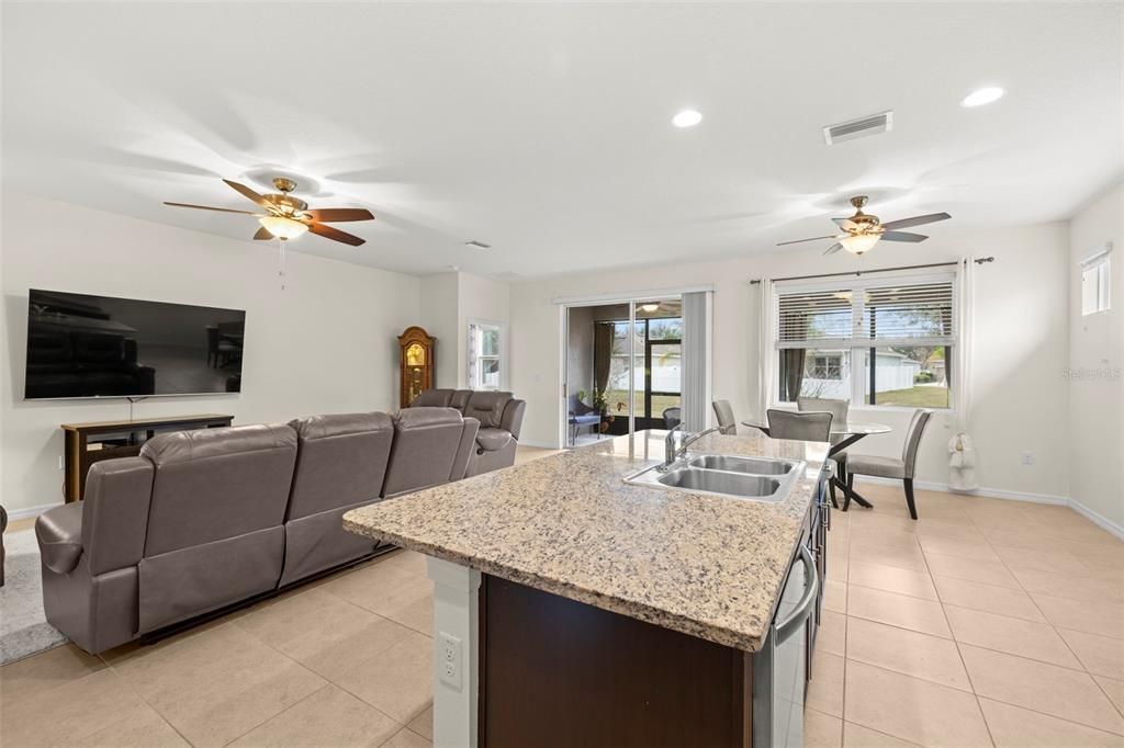 На продажу: $375,000 (4 спален, 2 ванн, 2077 Квадратных фут)