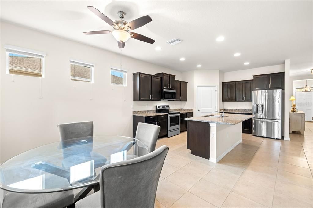 На продажу: $375,000 (4 спален, 2 ванн, 2077 Квадратных фут)