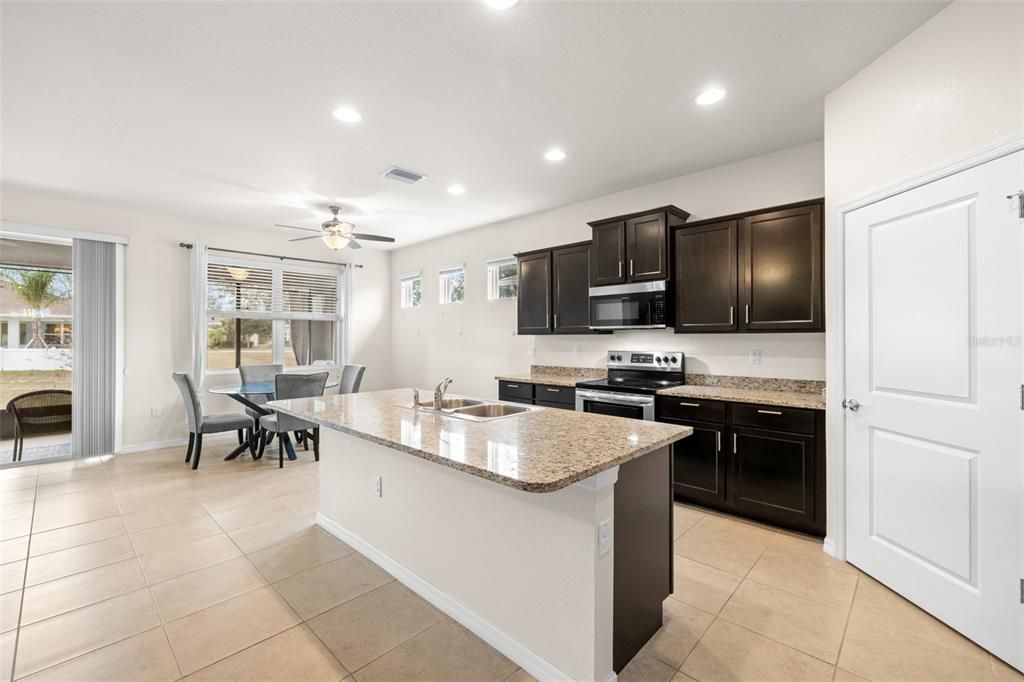 На продажу: $375,000 (4 спален, 2 ванн, 2077 Квадратных фут)