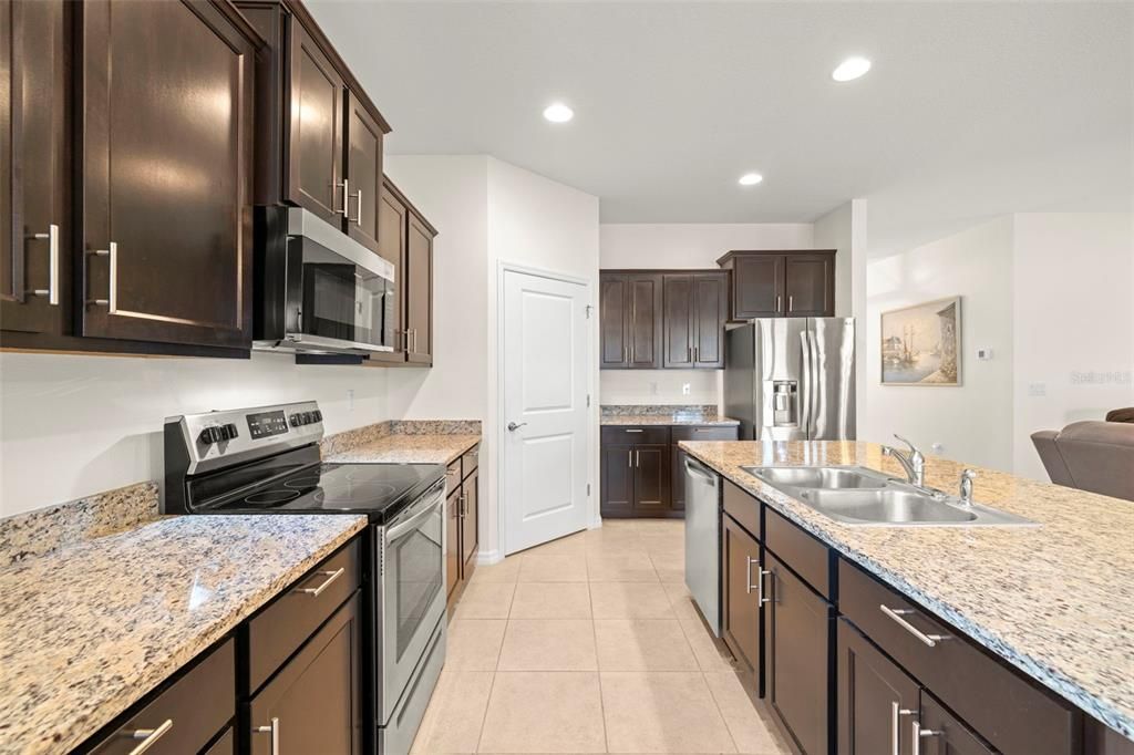 На продажу: $375,000 (4 спален, 2 ванн, 2077 Квадратных фут)