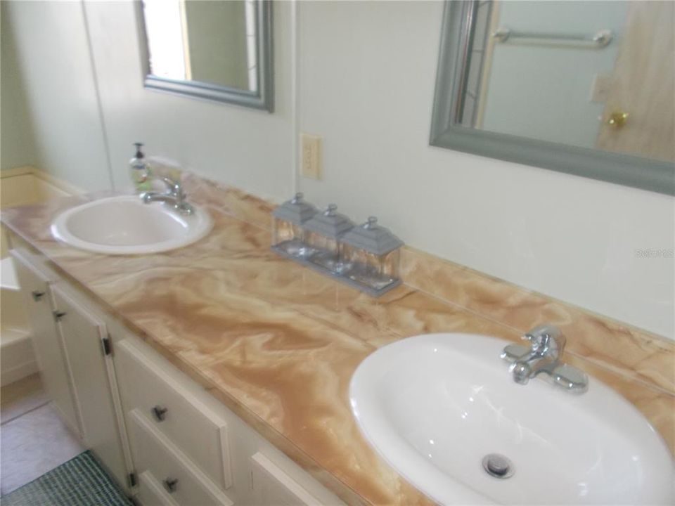 待售: $134,900 (2 贝兹, 2 浴室, 1351 平方英尺)