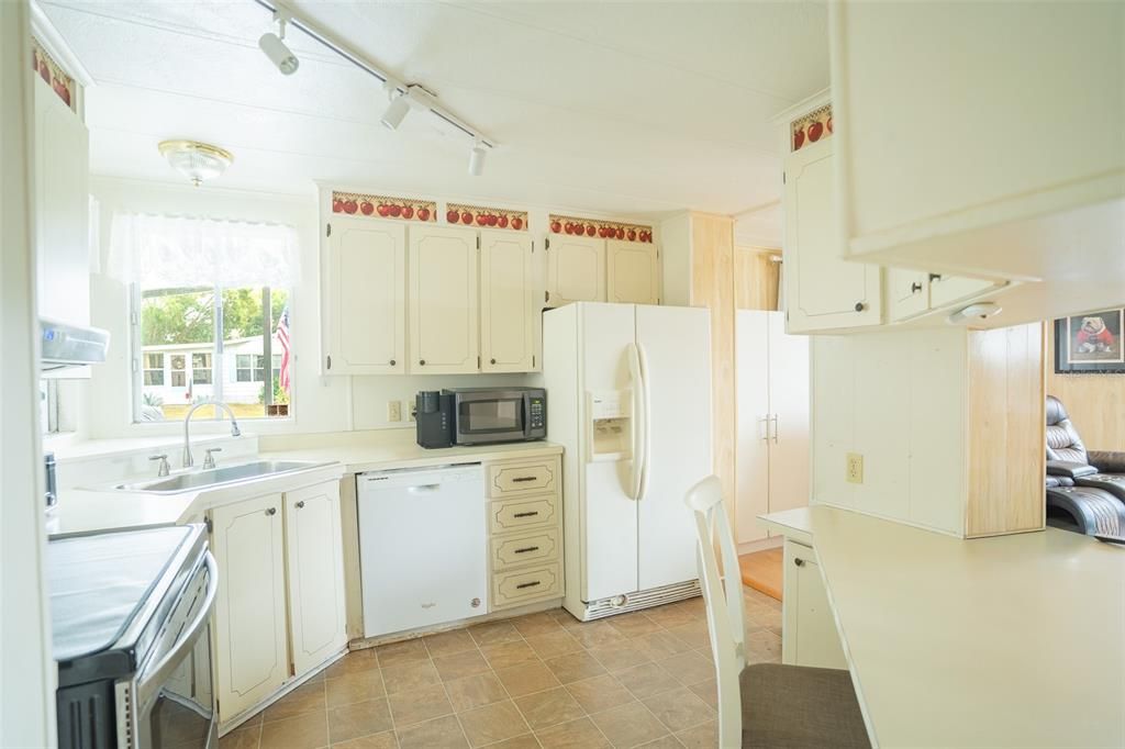 For Sale: $160,000 (2 beds, 2 baths, 1040 Square Feet)