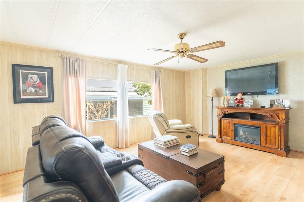 For Sale: $160,000 (2 beds, 2 baths, 1040 Square Feet)