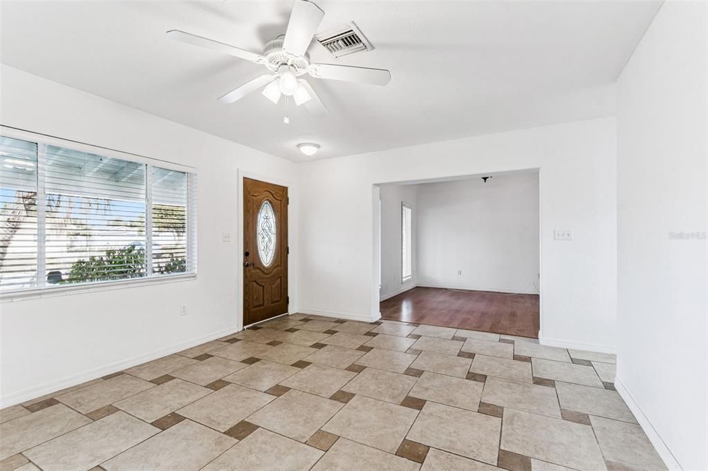 待售: $285,000 (2 贝兹, 1 浴室, 1086 平方英尺)