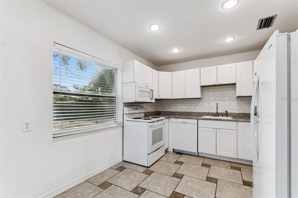 待售: $285,000 (2 贝兹, 1 浴室, 1086 平方英尺)