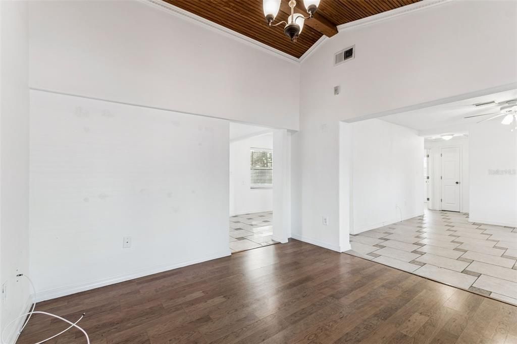 待售: $285,000 (2 贝兹, 1 浴室, 1086 平方英尺)