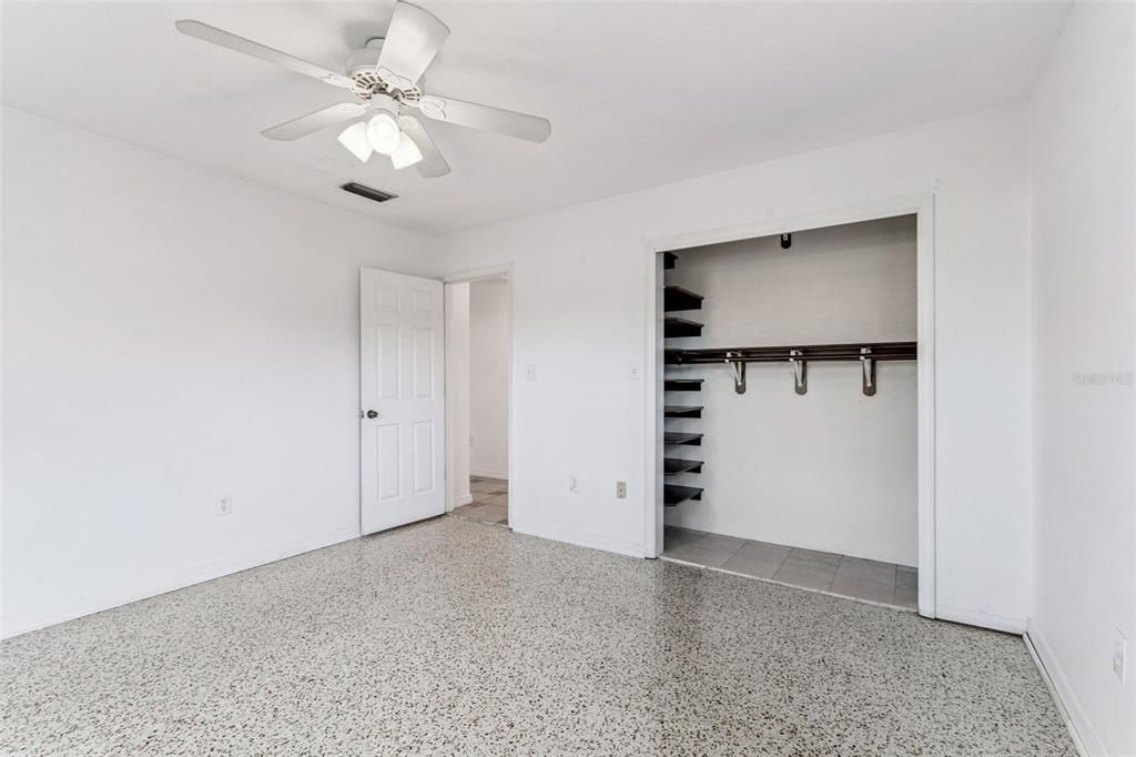 待售: $285,000 (2 贝兹, 1 浴室, 1086 平方英尺)